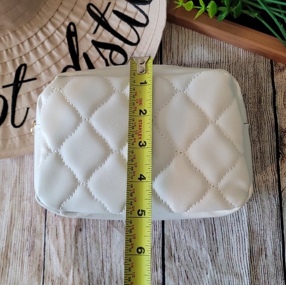 ✨️Mini White Quilted Gold Chain Crossbody Purse✨️ - Picture 7 of 12